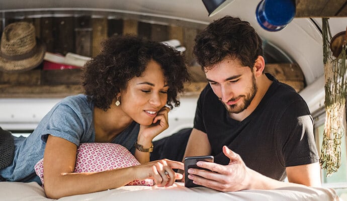 En mand og en kvinde kigger på en mobiltelefon