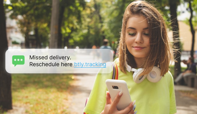 Beskyttelse og sms- og opkaldssvindel – en kvinde tjekker beskeder på sin telefon
