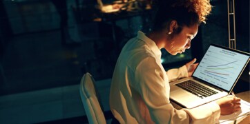 Kvinde sidder foran en laptop