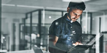 En mand med en tablet