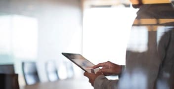 En person med en tablet